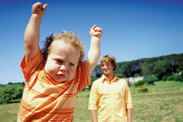 Bambino Con Braccia Aria Nel Parco — Foto Stock