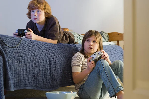Veli Sisko Pelaa Videopeli — kuvapankkivalokuva