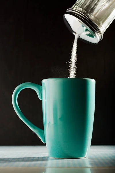 Verter Azúcar Una Taza Café —  Fotos de Stock