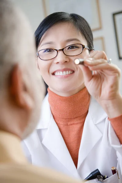 Médico Examinando Paciente — Fotografia de Stock