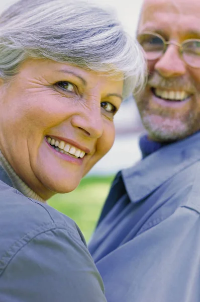 Couple Extérieur Souriant Extérieur — Photo