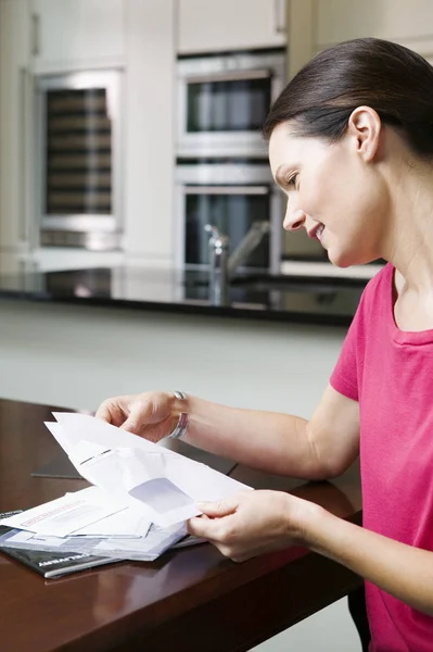 Mujer Haciendo Papeleo Casa — Foto de Stock