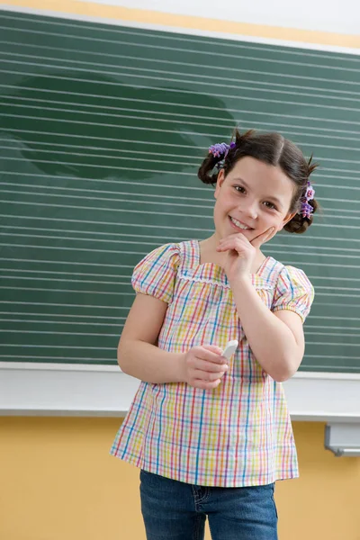 Chica Aula Sosteniendo Tiza Sonriendo Cámara — Foto de Stock