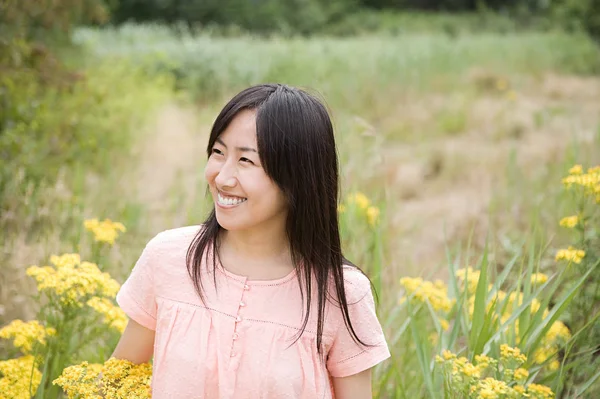 Uśmiechnięta Młoda Kobieta Pole Kwiatów — Zdjęcie stockowe