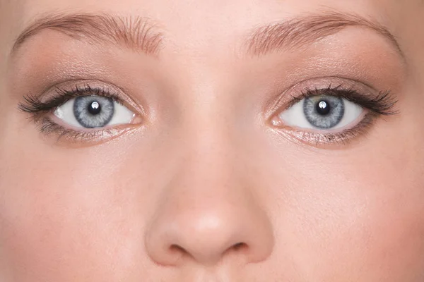 Augen Einer Jungen Frau Die Die Kamera Blickt — Stockfoto