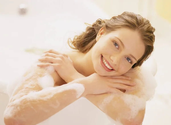 Sonriente mujer acostada en baño —  Fotos de Stock