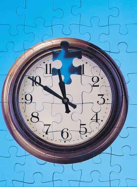 Uhr Und Puzzle Mit Fehlendem Stück — Stockfoto