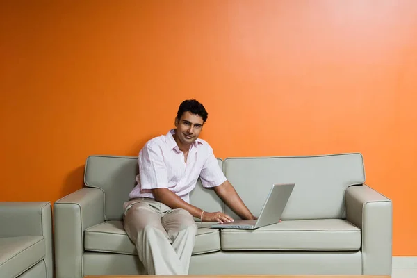 Indiase Man Met Een Laptop — Stockfoto