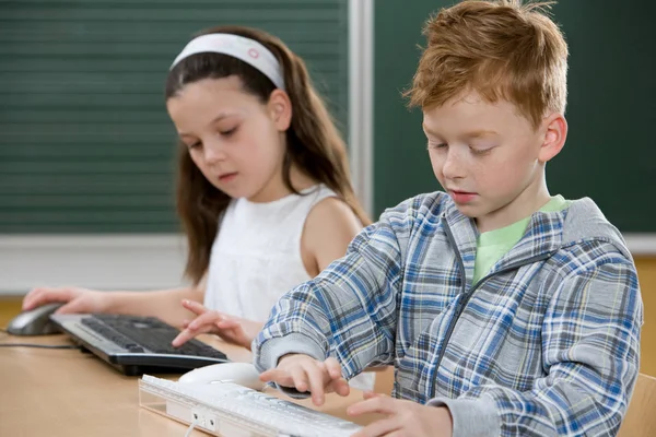 Kinder Tippen Klassenzimmer Auf Tastatur — Stockfoto