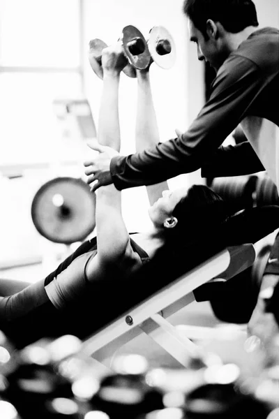 Vekttrening Kvinner Gym – stockfoto