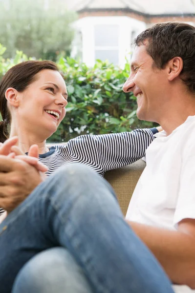 Pareja Feliz Hablando Mientras Está Sentado Sofá — Foto de Stock