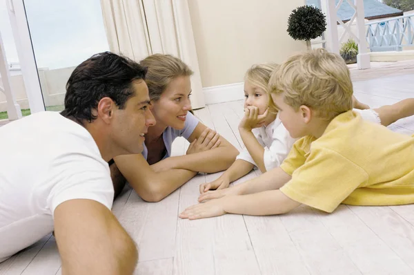 Familia Tendida Suelo —  Fotos de Stock