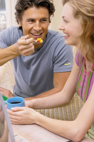 Pareja Caucásica Adulta Desayunando Juntos Casa — Foto de Stock