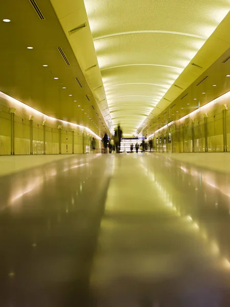 廊下トンネルの人々 — ストック写真
