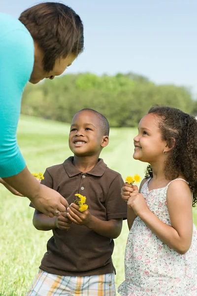 Mutter Und Kinder Mit Blumen — Stockfoto