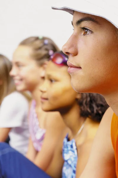 Seitenansicht Von Jungen Und Mädchen Teenager Alter — Stockfoto