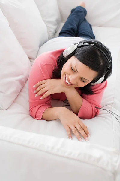 Bonita Mujer Latina Tumbada Sofá Escuchando Música Los Auriculares — Foto de Stock