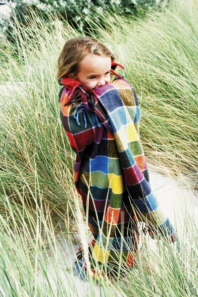 Ragazza Avvolta Una Coperta Quadretti — Foto Stock