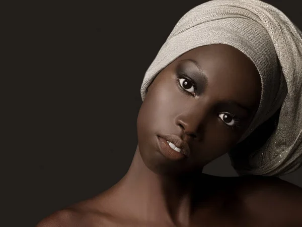 Retrato Moda Mulher Africana Turbante Sobre Fundo Preto — Fotografia de Stock