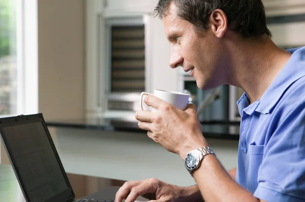 Uomo Con Laptop Tazza Caffè — Foto Stock