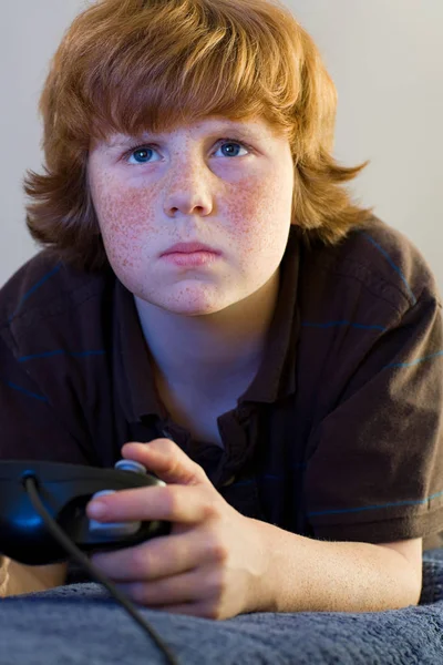 Een Jongen Spelen Een Video Game — Stockfoto