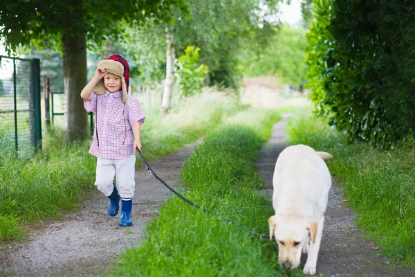 Park Köpeğiyle Yürüyen Bir Çocuk — Stok fotoğraf