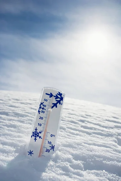 Термометр Установленный Снегу Днем — стоковое фото