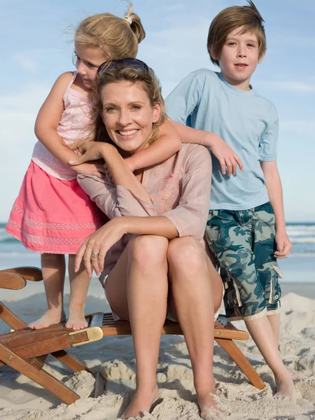 Glückliche Familie Strand — Stockfoto