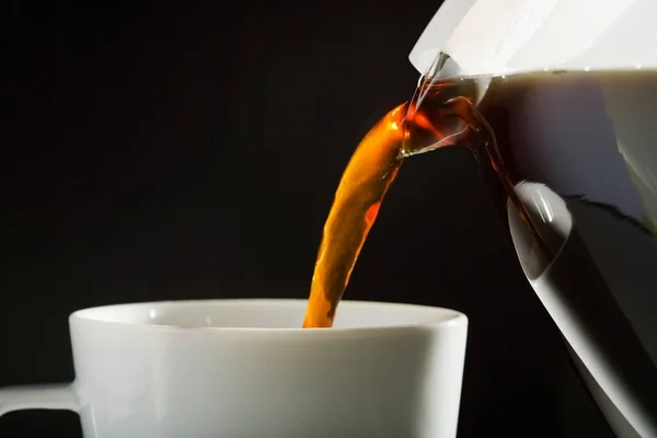 Una Cafetera Vertiendo Café Taza —  Fotos de Stock