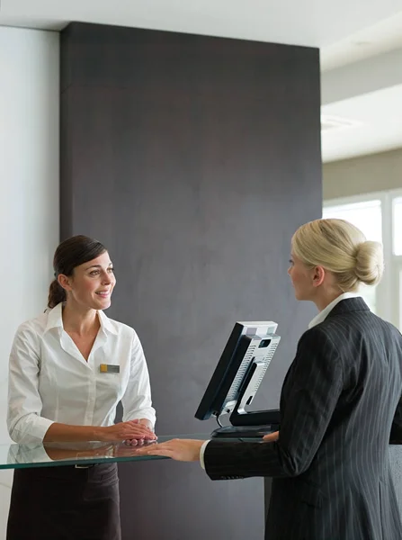 Una Donna Affari Una Receptionist — Foto Stock