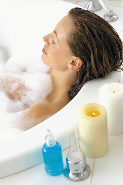 Mulher Relaxante Bath — Fotografia de Stock