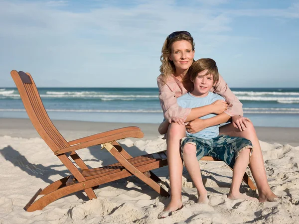 Mutter Und Sohn Liegestuhl — Stockfoto