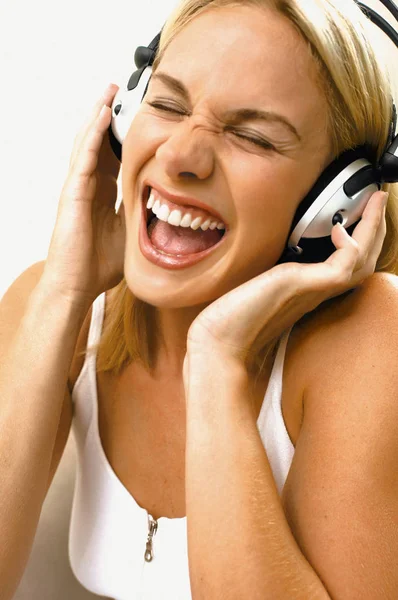 Meisje Luisteren Naar Muziek Geïsoleerd Witte Achtergrond — Stockfoto