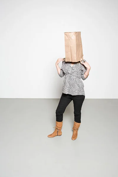 Mulher Com Saco Papel Cabeça — Fotografia de Stock