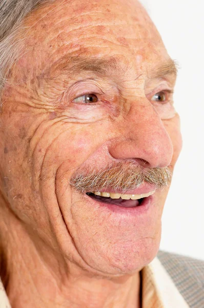 Yaşlı Adam Izole Üzerinde Beyaz Arka Plan Gülüyor — Stok fotoğraf