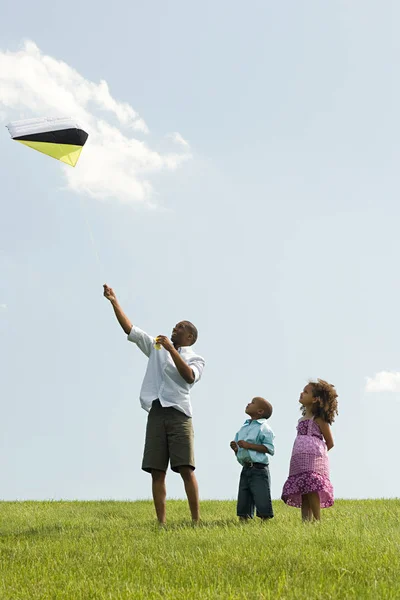 Vader Kinderen Met Kite — Stockfoto