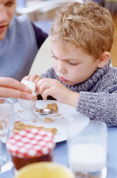 Jongen Eten Ontbijt Met Vader Keuken — Stockfoto