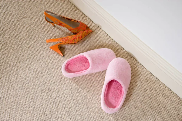 Hoge Hakken Slippers Tapijt Thuis — Stockfoto