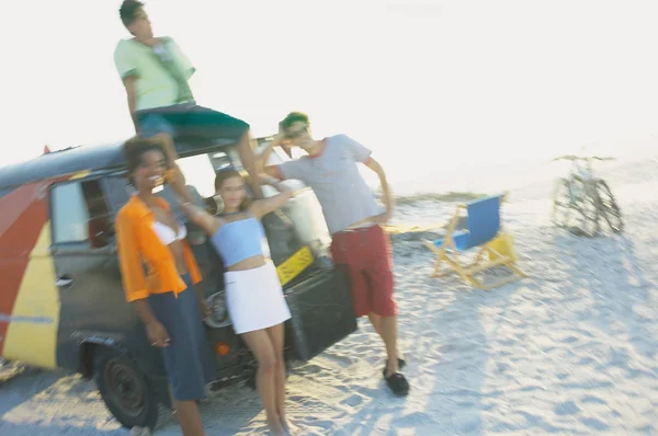 Gente Sulla Spiaggia Diverte — Foto Stock