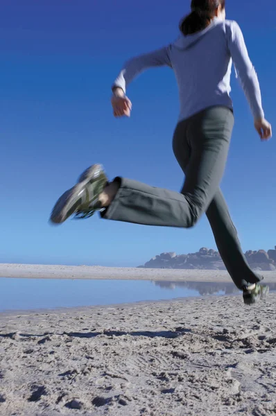 Mujer corriendo en la playa — Foto de Stock