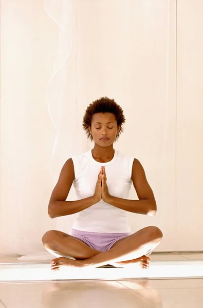 Afrikansk Amerikansk Etnicitet Kvinna Gör Meditation — Stockfoto