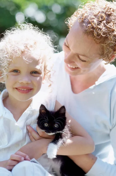 Mãe Filha Com Gato Livre — Fotografia de Stock