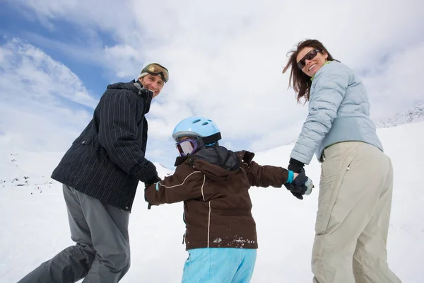 Famille Station Ski Dans Les Montagnes Enneigées — Photo