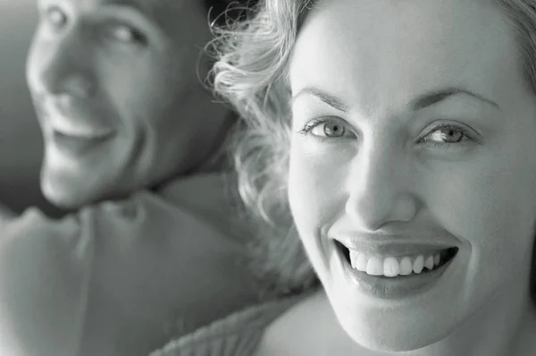 Retrato Sonriente Pareja Caucásica Adulta Mirando Cámara Monocromo — Foto de Stock