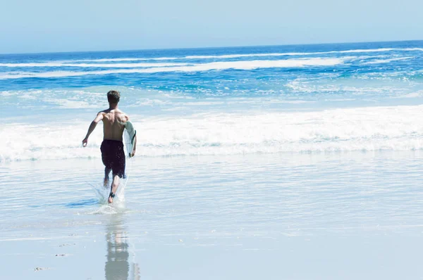 Surfer Που Τρέχει Στην Παραλία — Φωτογραφία Αρχείου