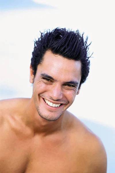 英俊的男人在海滩上微笑 — 图库照片