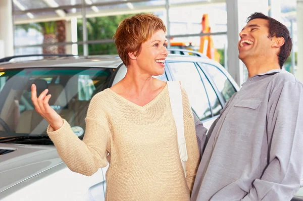Couple Car Dealership Woman Hand Gesturing — Stock Photo, Image