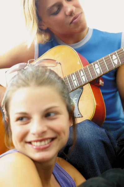 Adolescent Garçon Fille Jouer Guitare — Photo