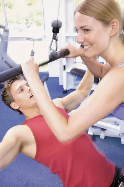 Pareja Entrenamiento Con Pesas Cerca — Foto de Stock