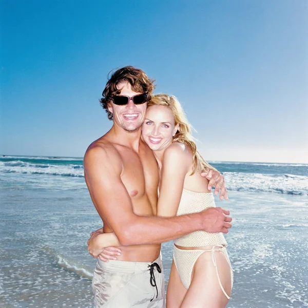 Romántico Hombre Mujer Abrazándose Playa — Foto de Stock